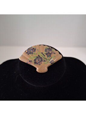 VINTAGE 1980'S FAN SHAPE HAND PAINTED TAN COLOR PORCELAIN VIOLETS FLORAL BROOCH